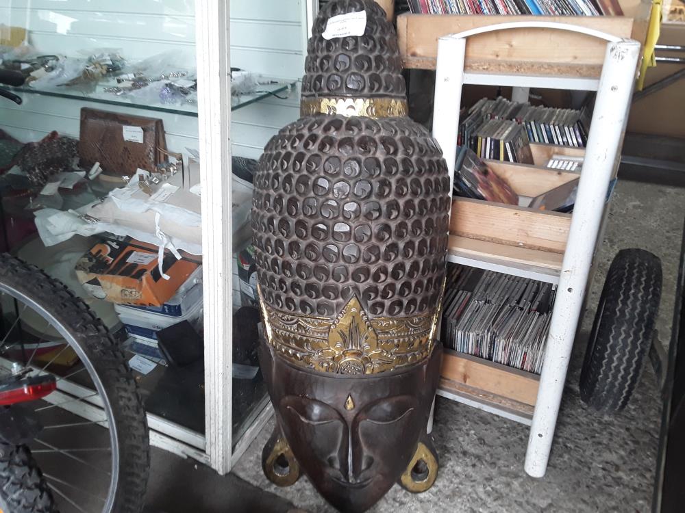 TETE DE BOUDDHA BOIS ET PEINT DORE  104CM