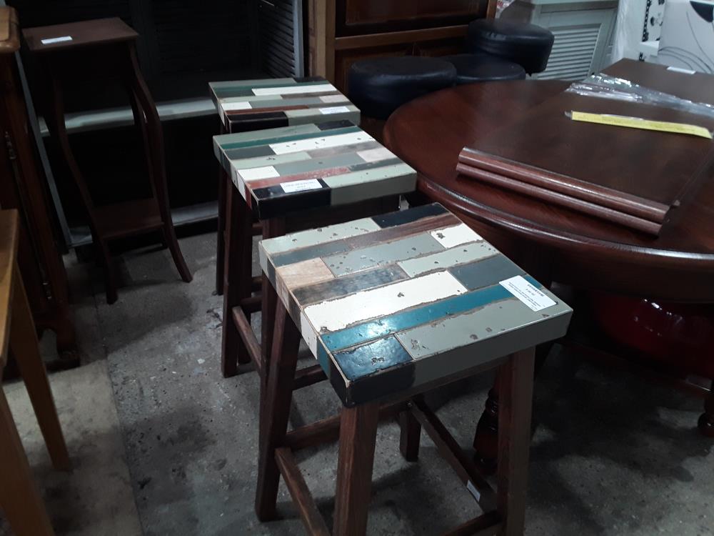 TABOURET BOIS RAYURES PIEDS  ASSISE RECTANGLES DE COULEURS DIFFERENTES