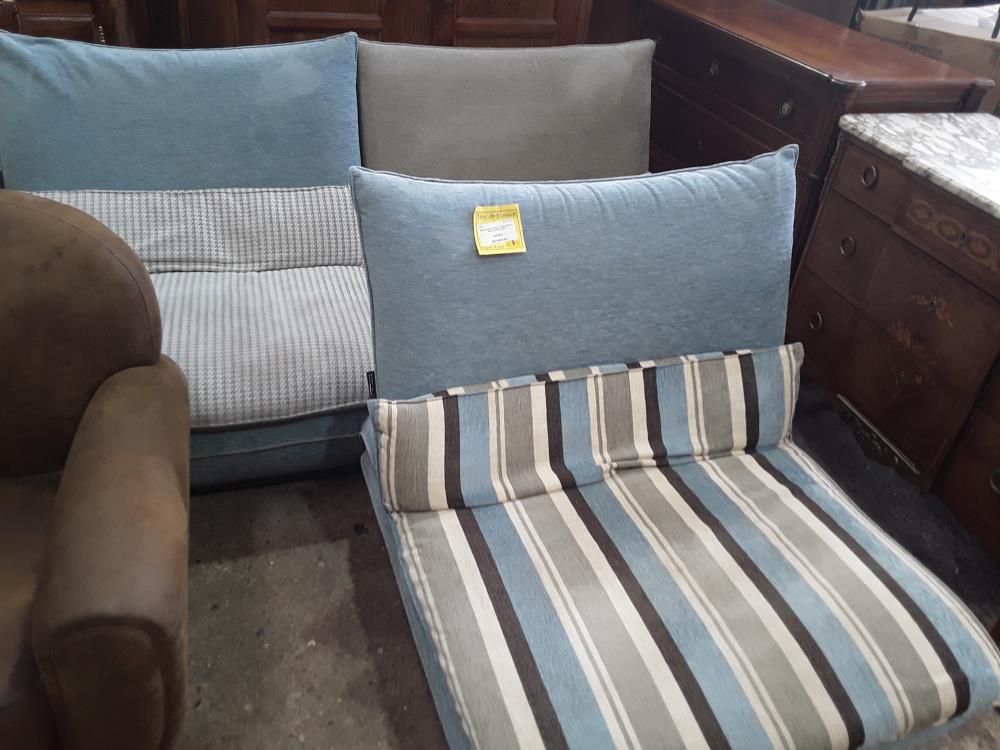 SERIE DE 3 FAUTEUILS  TISSU BLEU ET GRIS  CHATEAU D AX