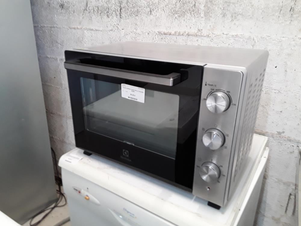 FOUR COMPACT ELECTROLUX FACADE NOIRE