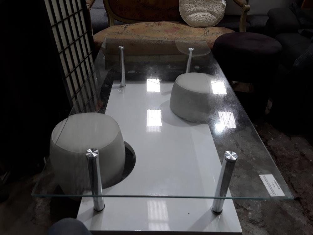 TABBLE BASSE PLATEAU VERRE 70X130 DESOSUS LAQUE BLANC PETITS COUPS + 2 BOUF