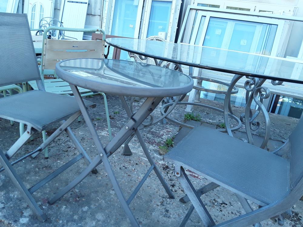 GUERIDON DE JARDIN 60CM GRIS METAL PLATEAU VERRE + 2 CHAISES TOILE PLIANTE 