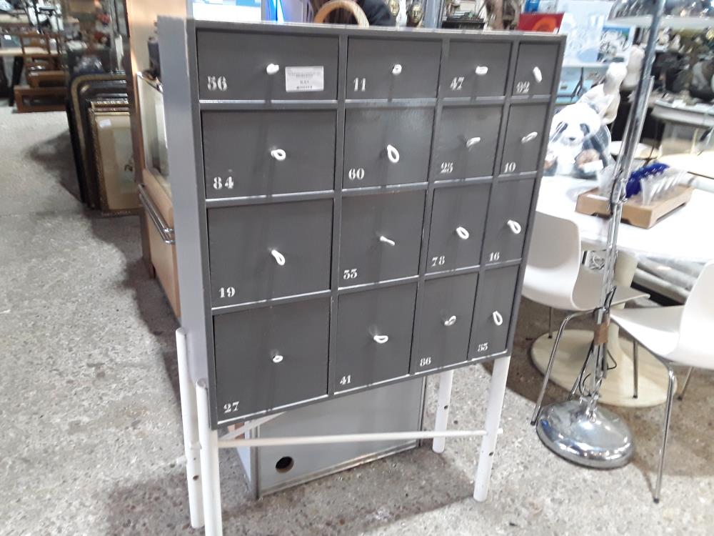 MEUBLE GRIS 16T NUMEROTES  IKEA SUR PIEDS BLANCS