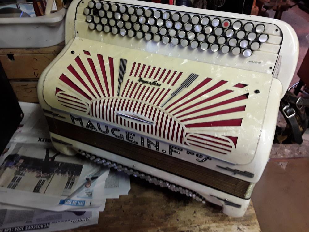 ACCORDEON IVOIRE MAUGEIN FRERES DANS L'ETAT