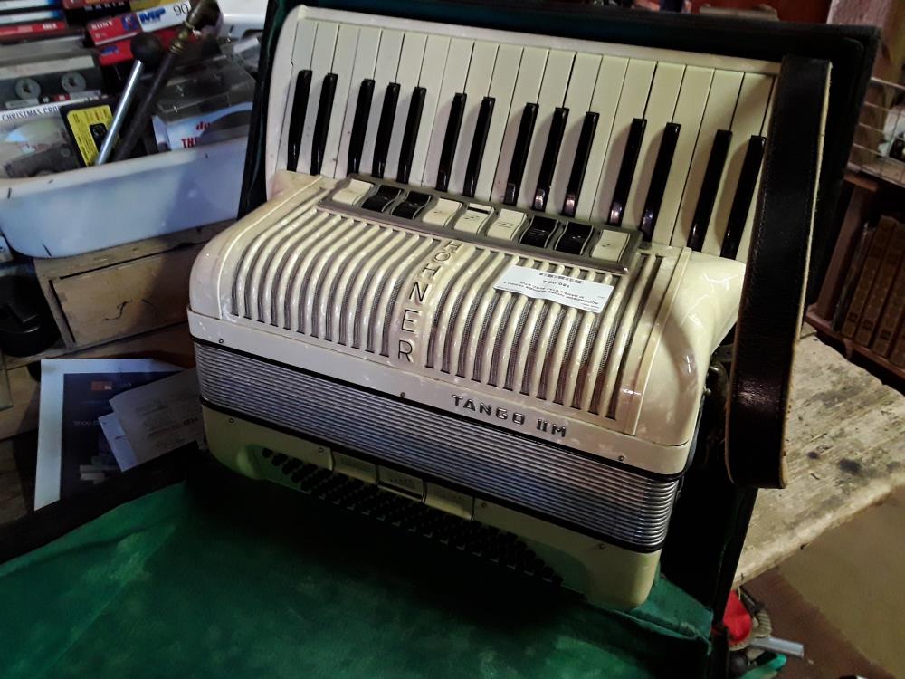 ACCORDEON IVOIRE HOHNER TANGO II M DANS L ETAT AVEC ETUI