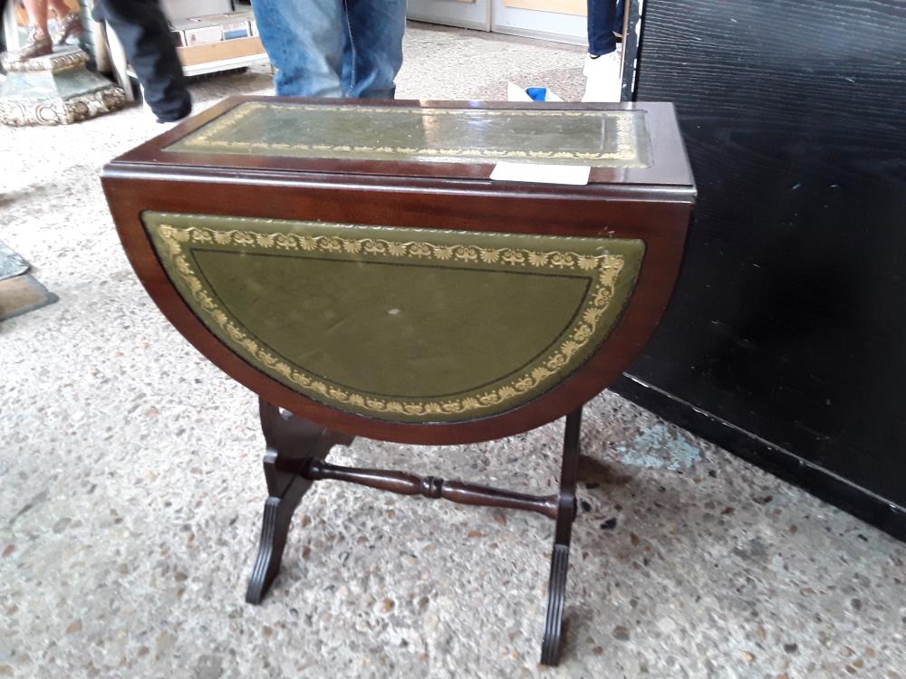 TABLE BASSE A VOLETS ANGLAISE CUIR VERT