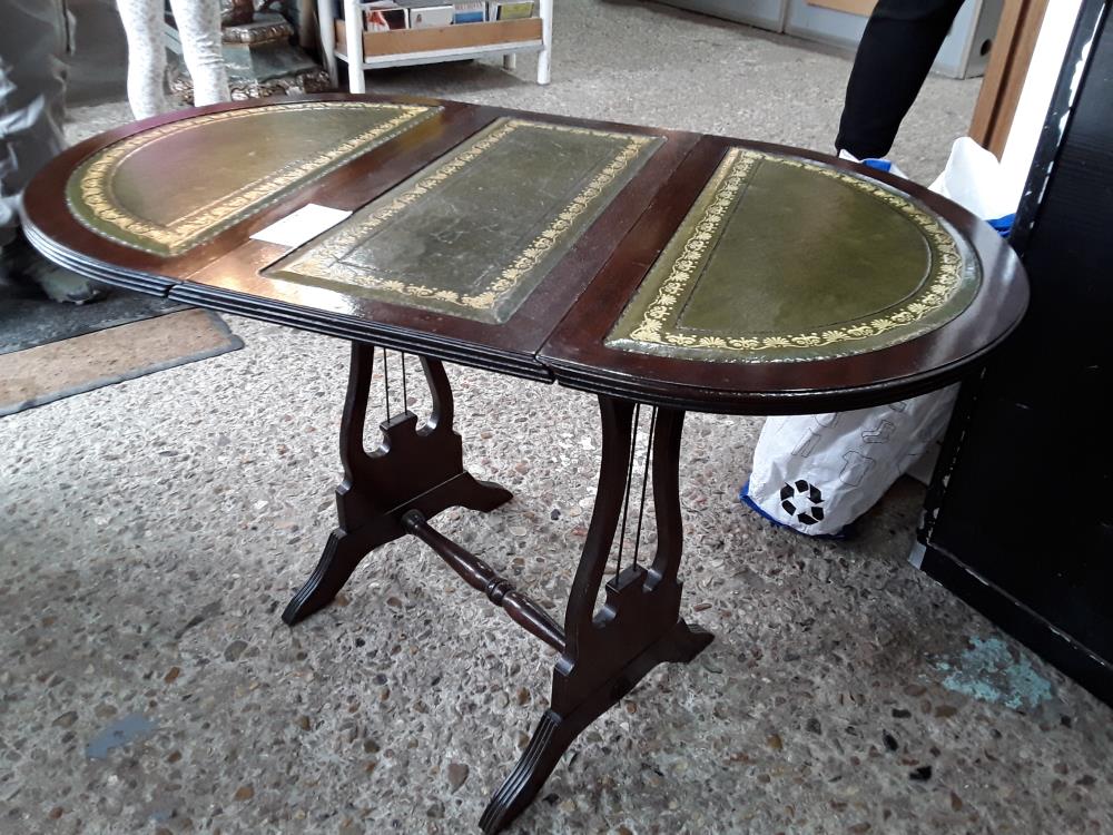 TABLE BASSE A VOLETS ANGLAISE CUIR VERT