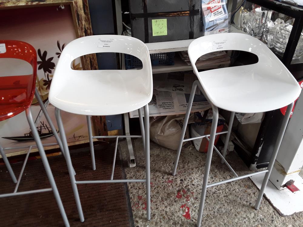 CHAISE DE BAR LAQUE BLANCHE PIETEMENT GRIS METAL