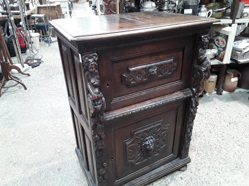 MEUBLE CHENE ANCIEN RENNAISSANCE PETITES RAYURES DEFAUT  DECOR TETES DE LION 2P