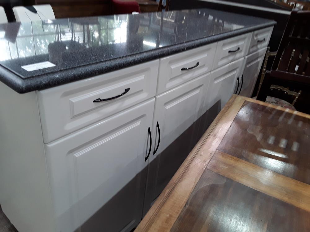 ENFILADE LAQUEE BLANCHE 4 PORTES DESSUS GRANITE 205X111X64CM