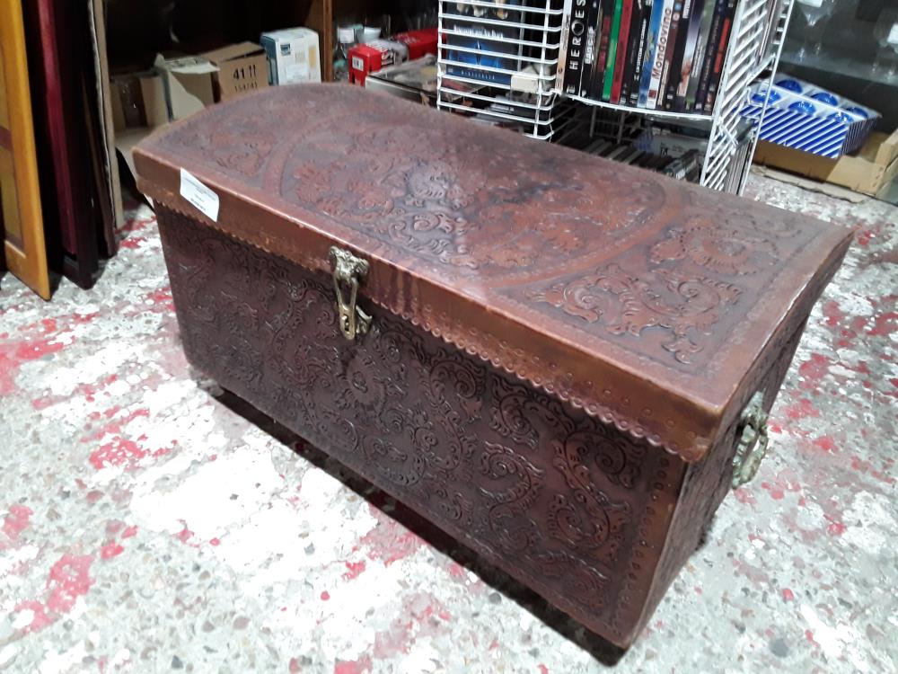 COFFRE BOIS RECOUVERT DE CUIR 86/46CM
