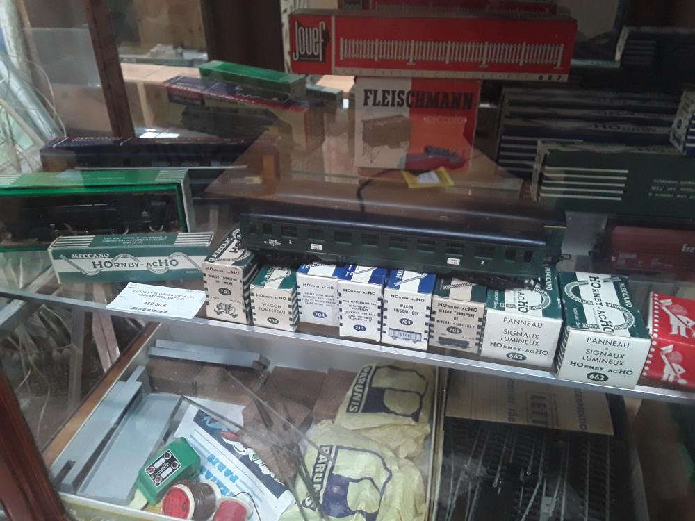 2 LOCOS + 21 WAGON GROS LOT ACCESSOIRES, DECO ET DOCUMANTIONS