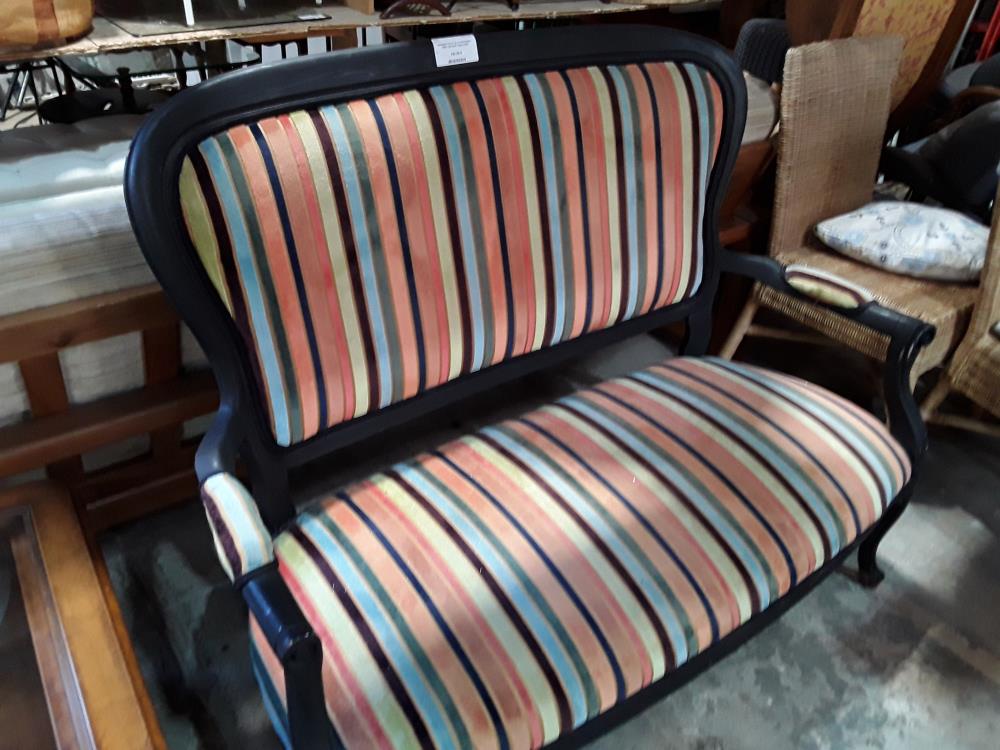 BANQUETTE STYLE LP PIETEMENT PEINT EN NOIR TISSU RAYE MULTICOLORE