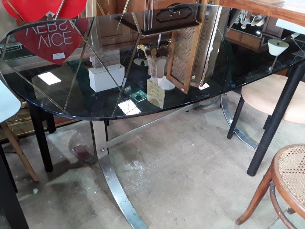 TABLE PIED CHROME PLATEAU OVALE VERRE FUME 158X95