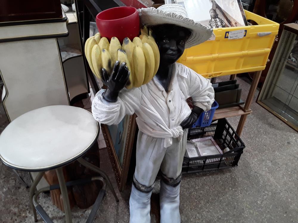 SUJET RESINE 115CM  PETIT NOIR AVEC REGIME BANANE