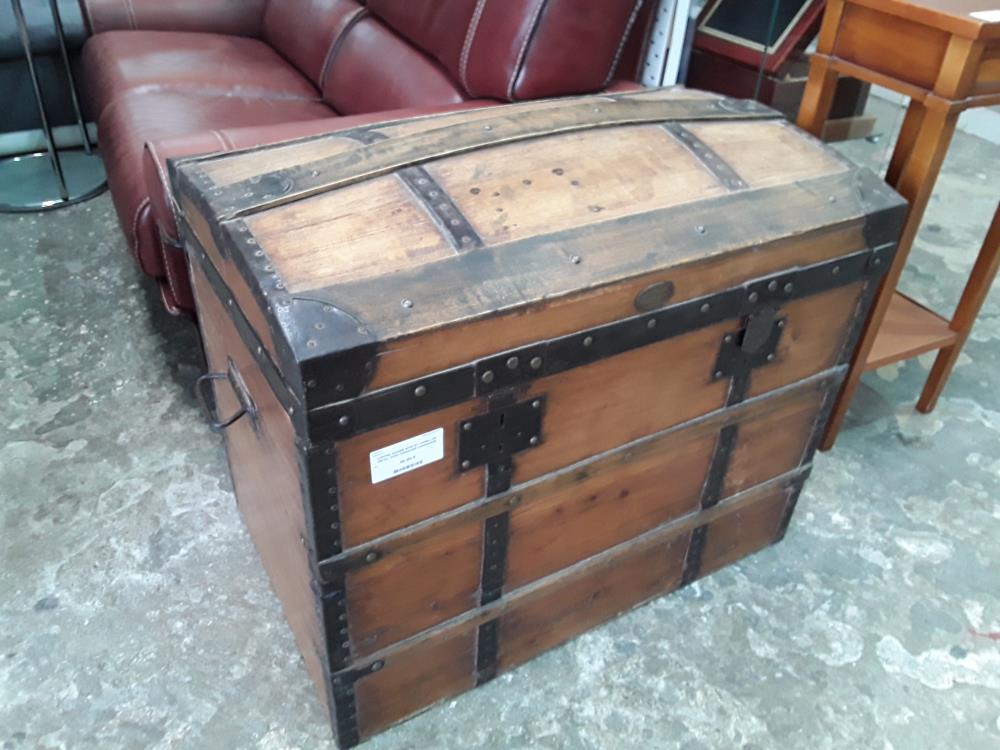 COFFRE BOMBE BOIS ET LAMELLES METAL AVEC MANQUES CHARNIERE