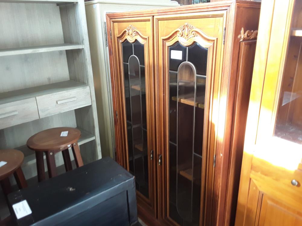 VITRINE 2P MERISIER VITRES BISAUTES TYPE CATHEDRALE ELCAIRAGE