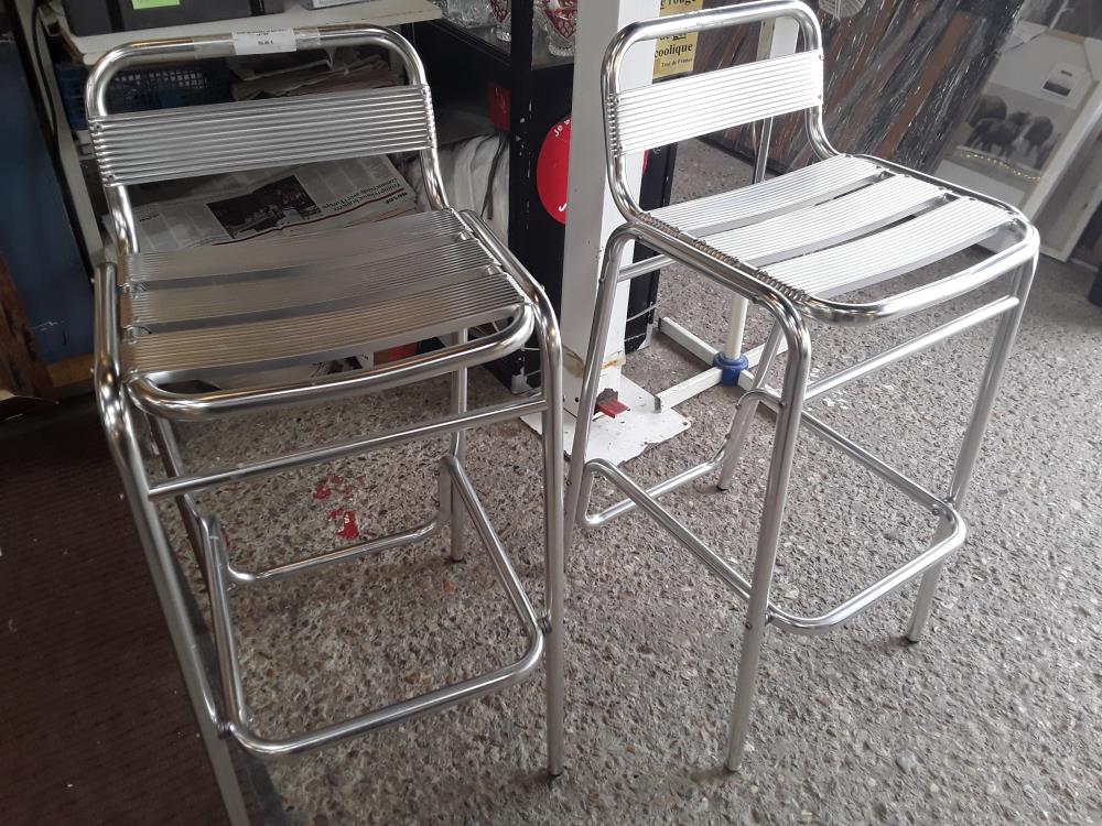 PAIRE DE CHAISES DE BAR ALU A LATTES 