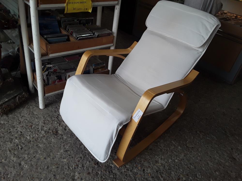 FAUTEUIL A BASCULE  IKEA TISSU BLANC LEGERE AUREOLE TETIERE 