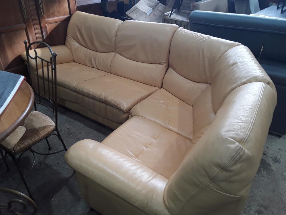 CANAPE D ANGLE CUIR FAUVE DEFAUT SUR ACCOUDOIRS 