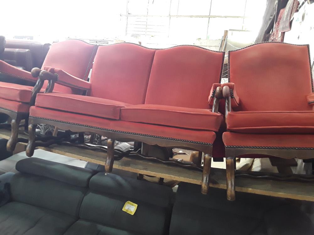 SALON 3 PIECES VELOURS ROUGE AVEC TRACES  OS DE MOUTON CHENE