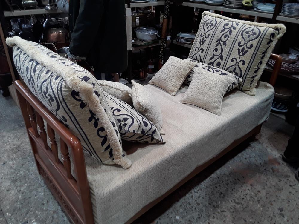 BANQUETTE LIT 70X150 A BARREAUX COUSSINS DECOR BEIGE ET BLEU