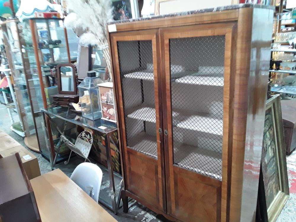 VITRINE MARQUETEE 2P GRILLAGEES DESSUS MARBRE ROSE