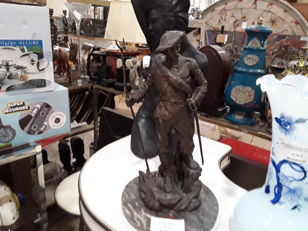 SOLDAT BRONZE 43CM SIGNE MAIGNAN SUR SOCLE GRIS ROND
