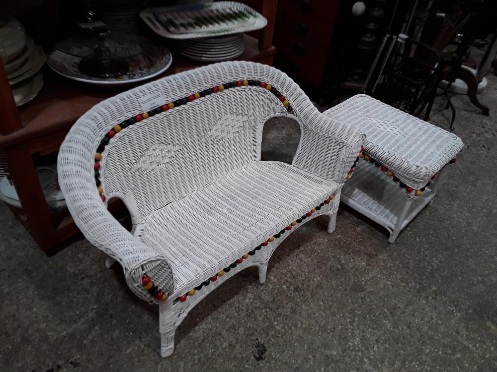 BANQUETTE ENFANT BLANCHE FRISES BOULES COLOREES + TABLE BASSE RECT  