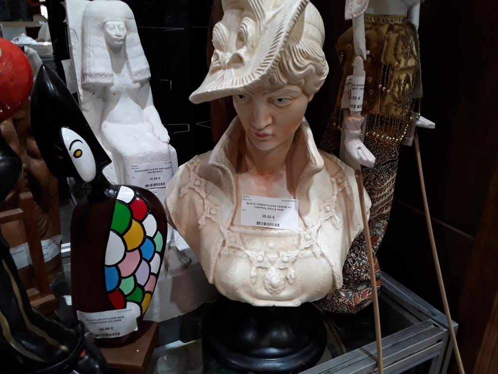 BUSTE CERAM PLATRE FEMME AU CHAPEAU SOCLE NOIR