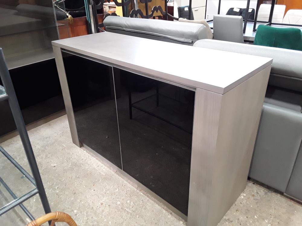 MEUBLE BAS CERUSE GRIS 2P NOIRES LAQUEES
