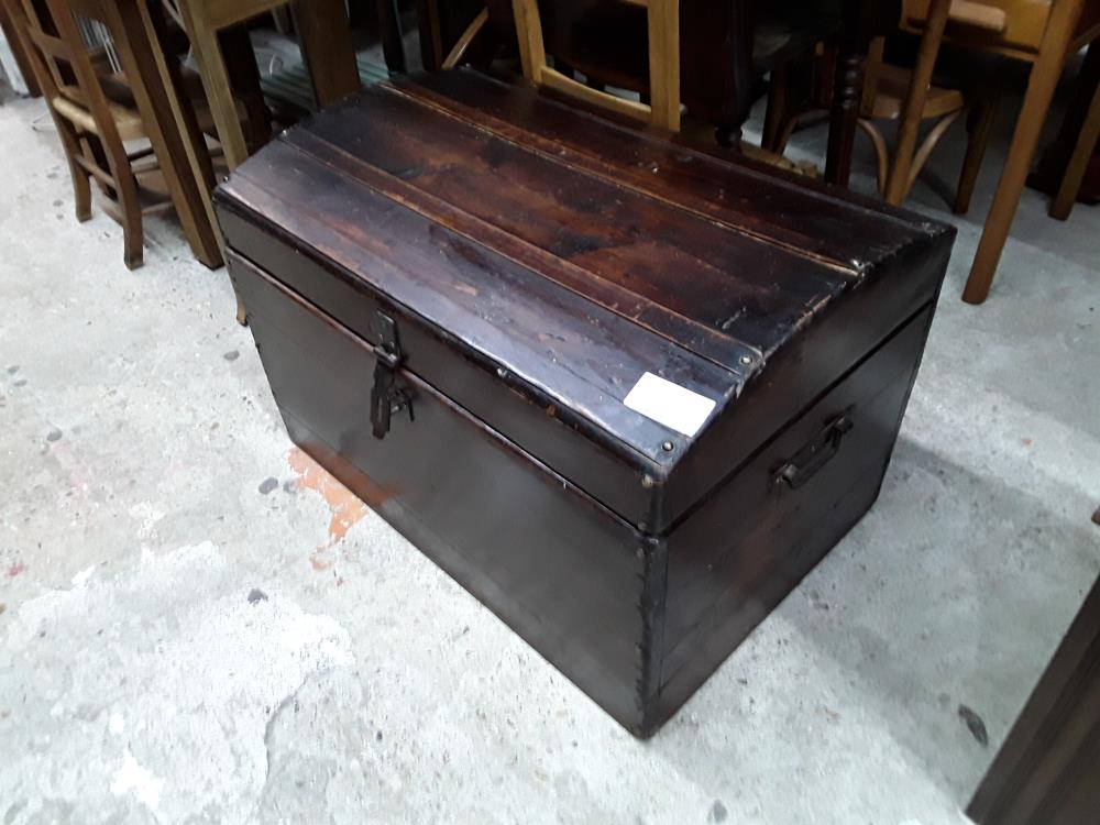 COFFRE BOIS TEINTE FONCE BOMBE 54X79