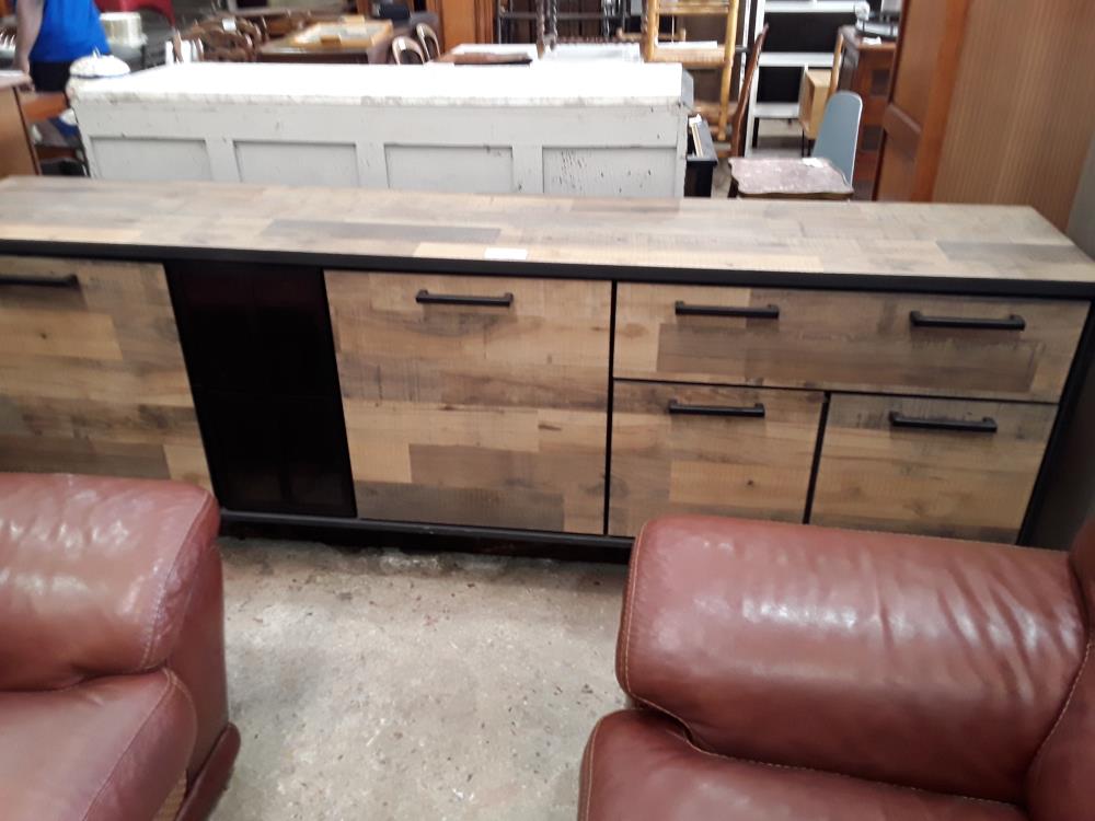 BUFFET BAS 230CM DECOR BOIS ET METAL NOIR 4P +1VITRES CADRILLE NOIRE  1T