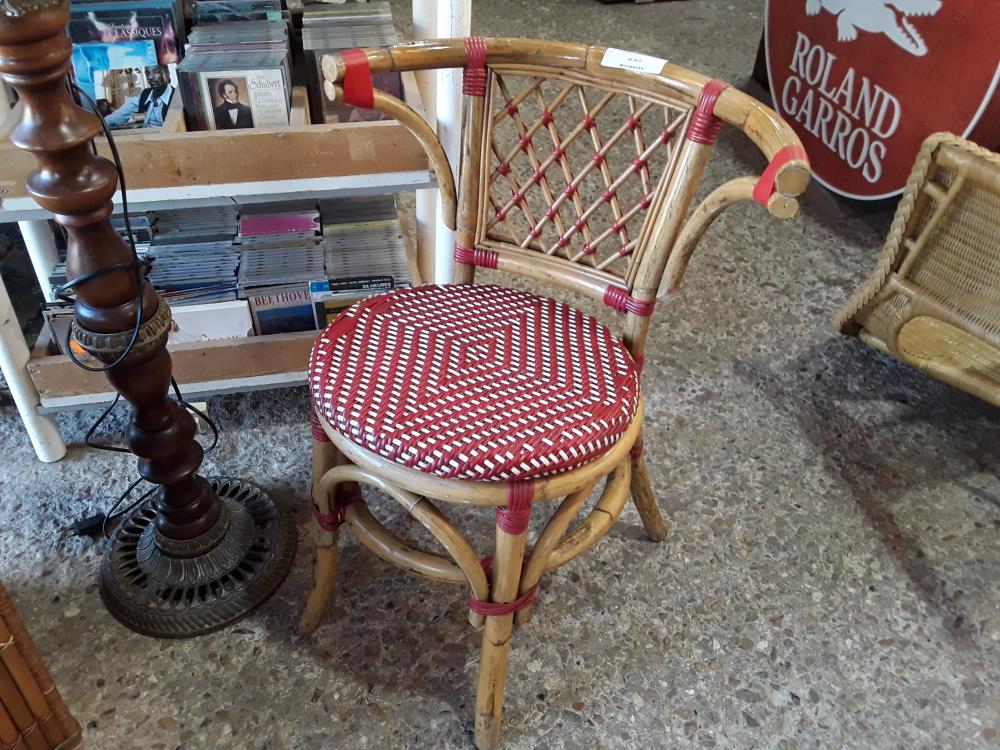 CHAISE DE CAFE BAMBOU ET SCOUBIDOU BLANC ET ROUGE