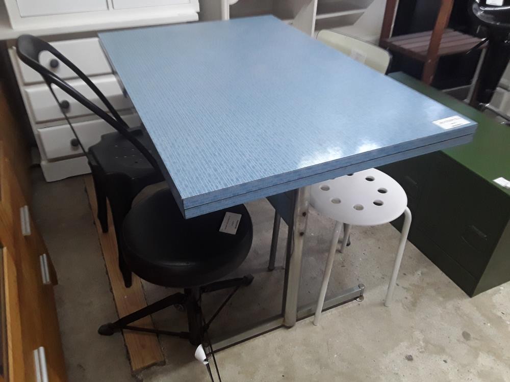 TABLE  FORMICA BLEUE VINTAGE 105/70CM + 2 ALLONGES A L ITALIENNE