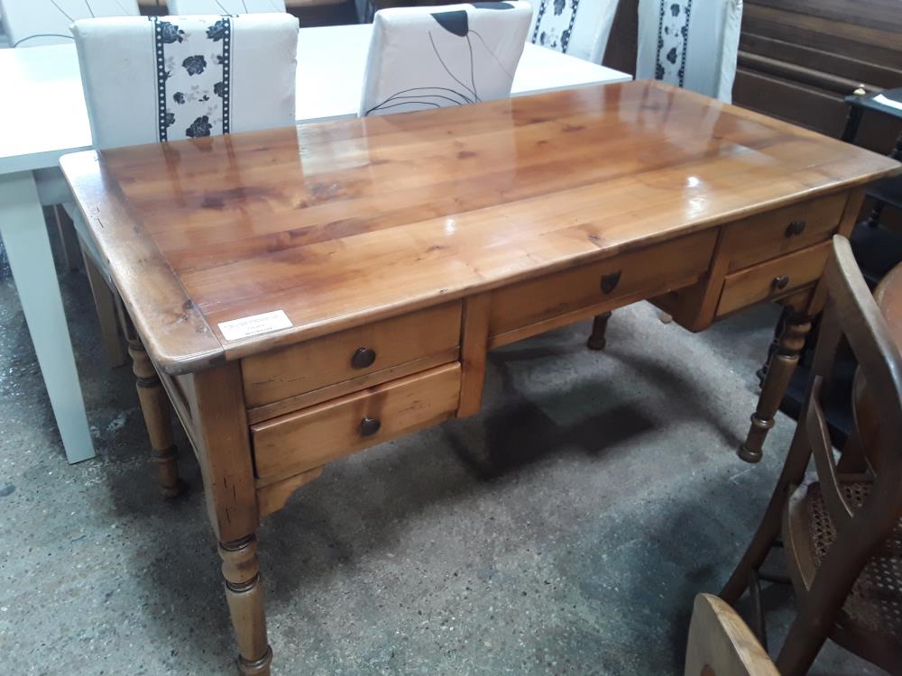 BUREAU MINISTRE MERISIER UN PEU DECOLORRE  5 TIROIRS PETITES TACHES INTERIEUR  141/69CM