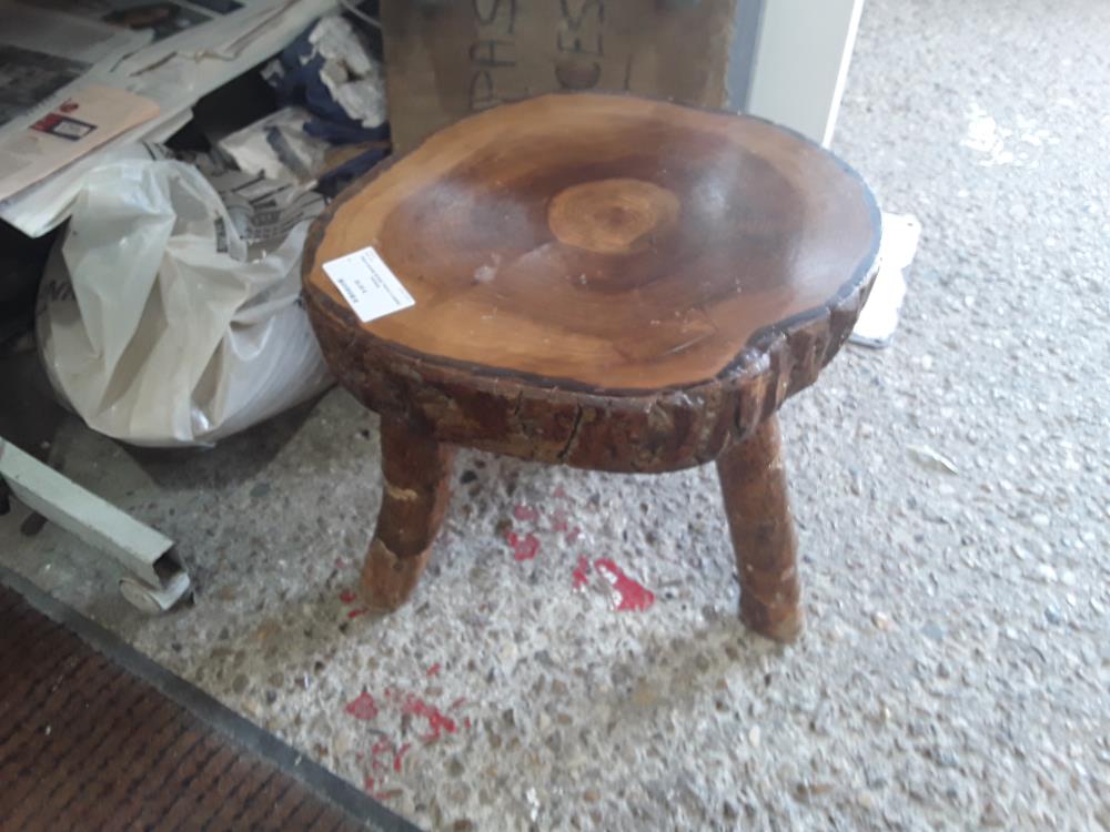 TABLE BASSE RONDE TRONC D ARBRE TRIPODE