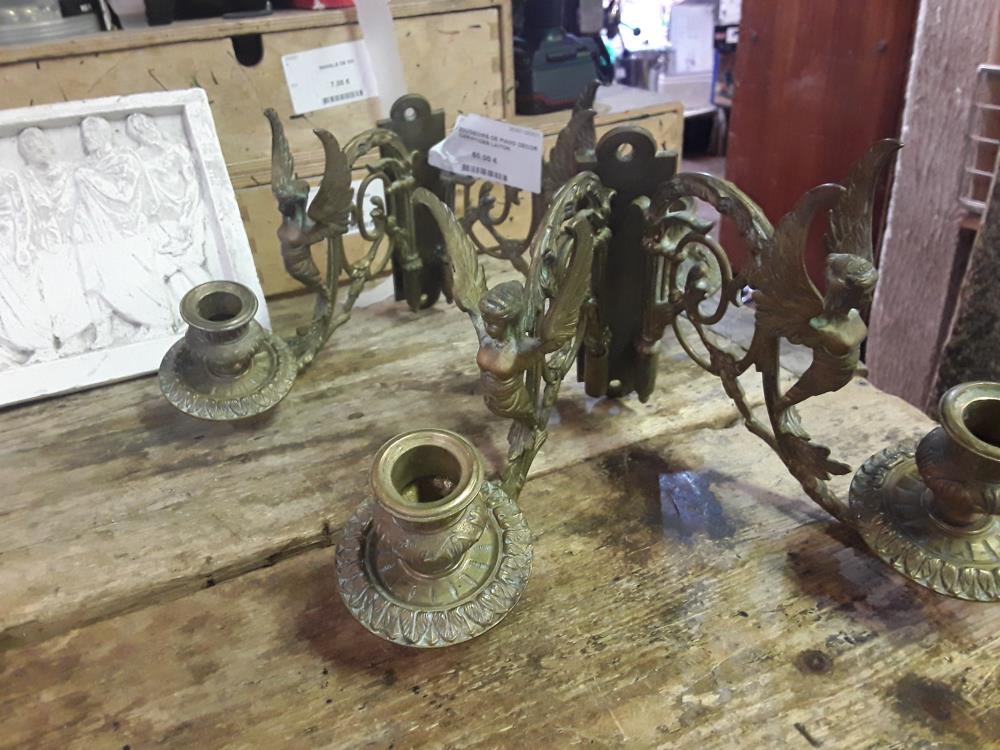 PAIRE DE BOUGEOIRS DE PIANO DECOR CARIATIDES LAITON