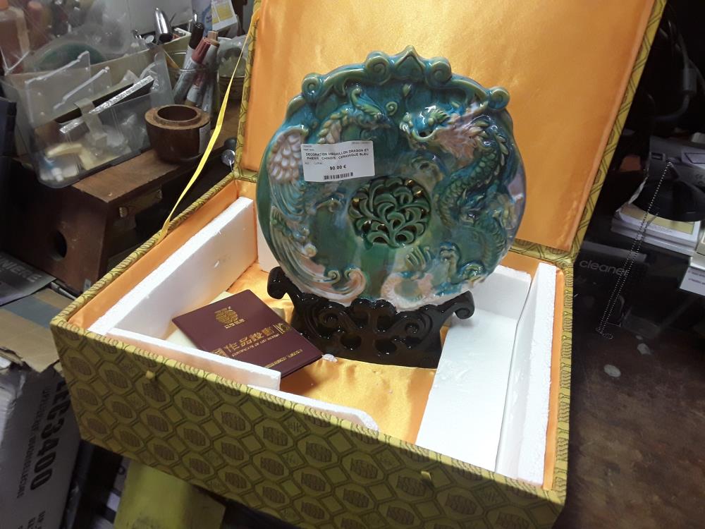 DECORATION MEDAILLON DRAGON ET PHENIX   CHINOIS   CERAMIQUE BLEU TURQUOISE COFFRET ET CERTIFICAT