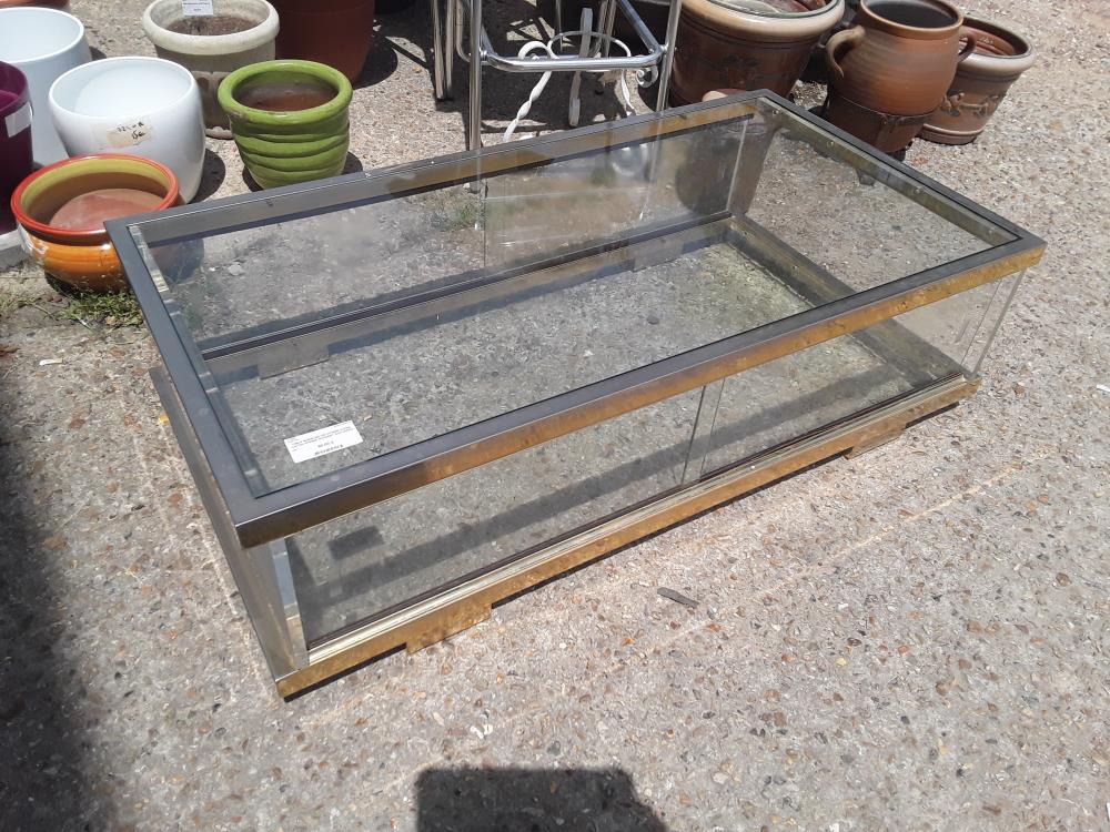 TABLE BASSE 66X126 VITRINE CADRE LAITON PASSEE ACCIDENT SUR VERRE