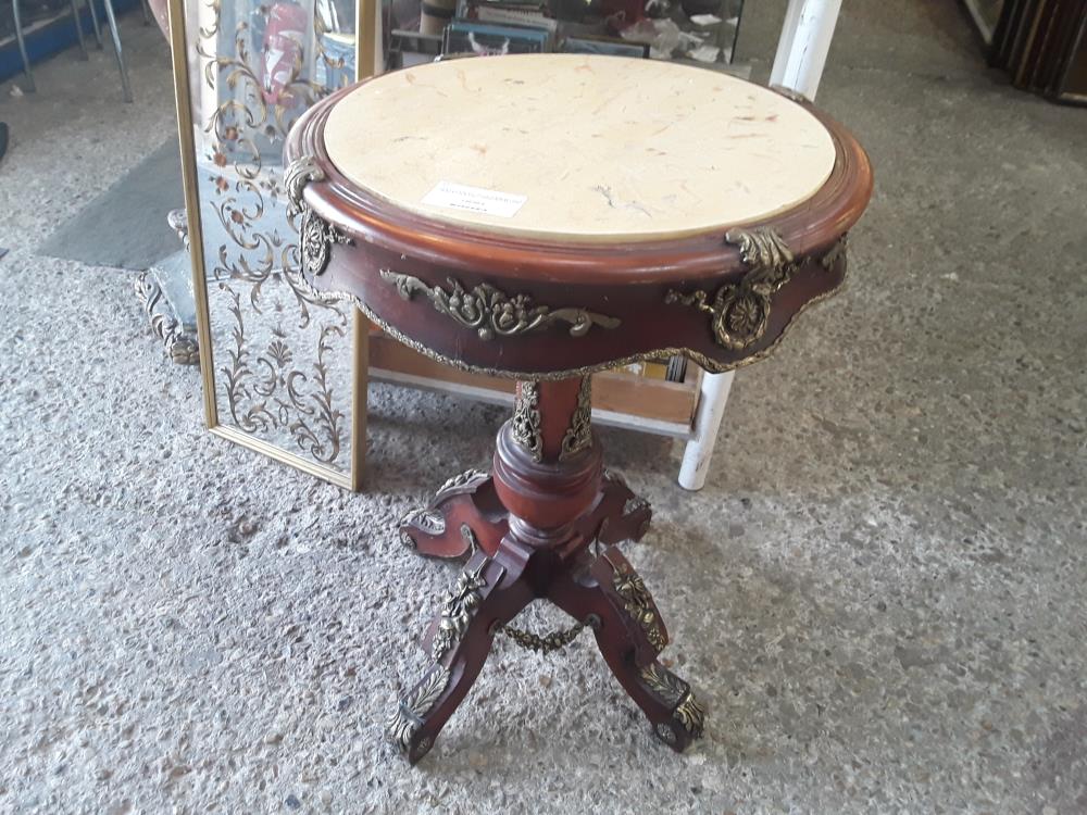 GUERIDON ROND FACON MARBRE PIEDS QUADRIPODE AVEC ORNEMENTATIONS FACON BRONZE