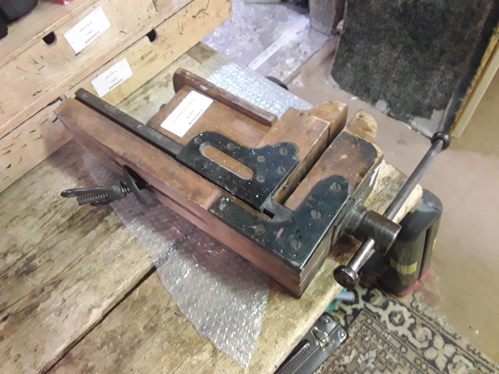 ETAU EN BOIS DE SCULPTEUR