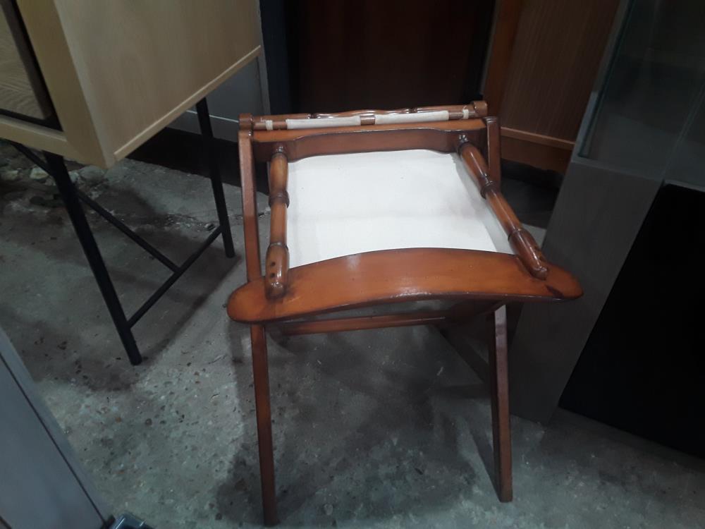 CHAISE PLIANTE AM BOIS TEINTE MERISIER ASSISE TISSU ECRU