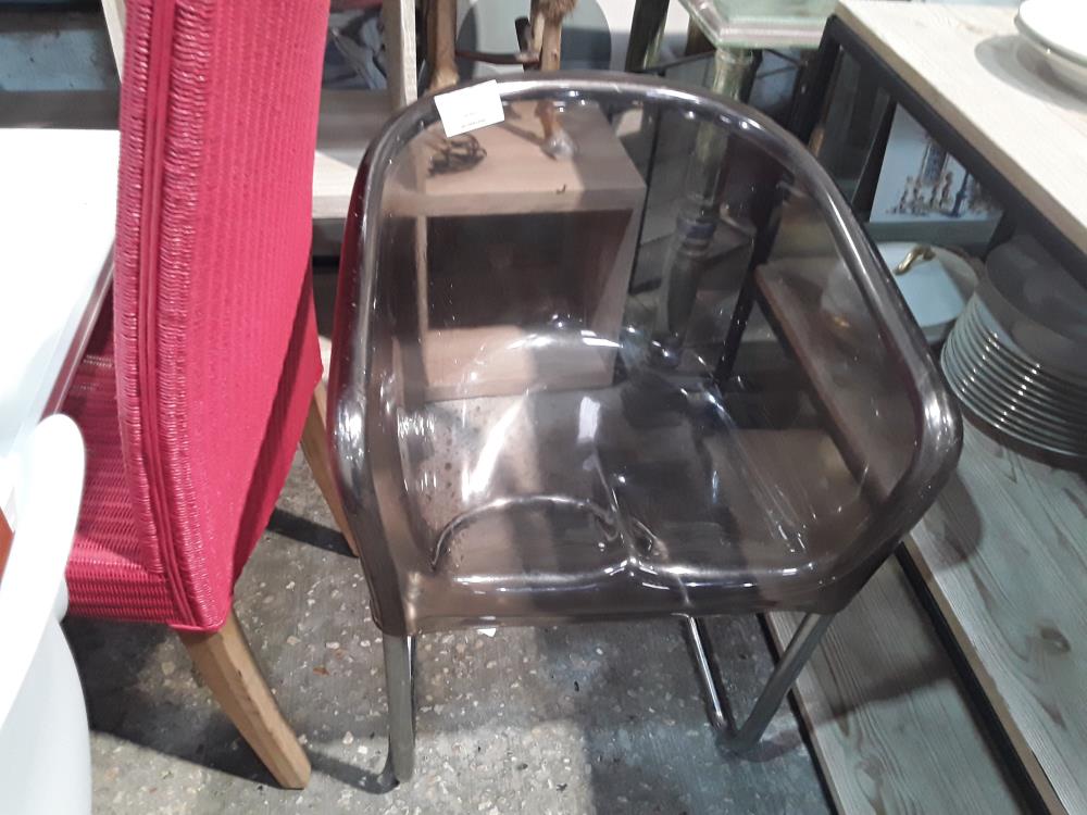FAUTEUIL DESIGN FUME COQUE ARRONDI PIED CHROME