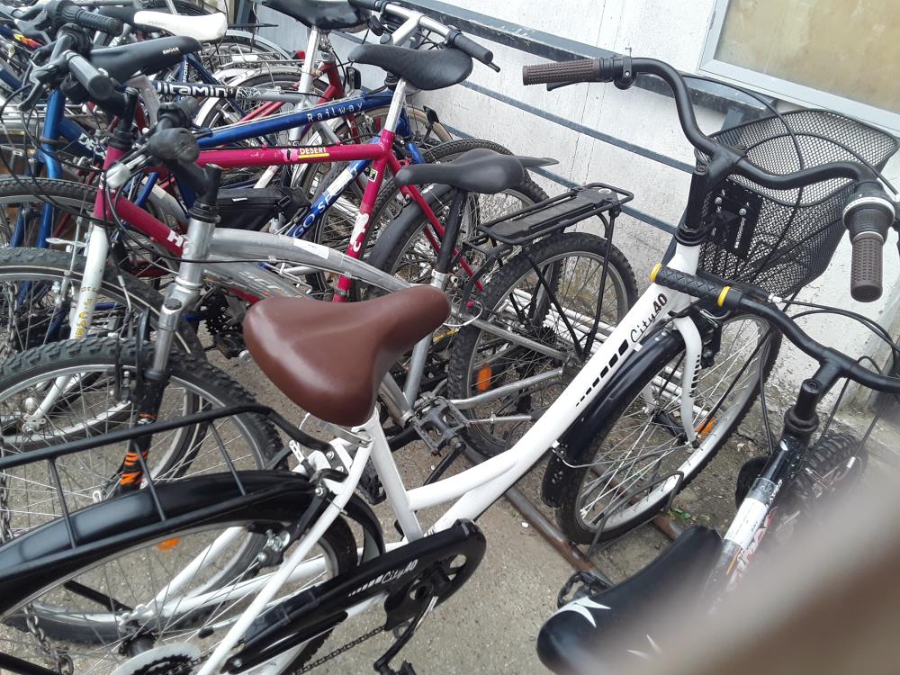 VELO FEMME CITY 40 BLANC AVEC PANIER NOIR GRILLAGE