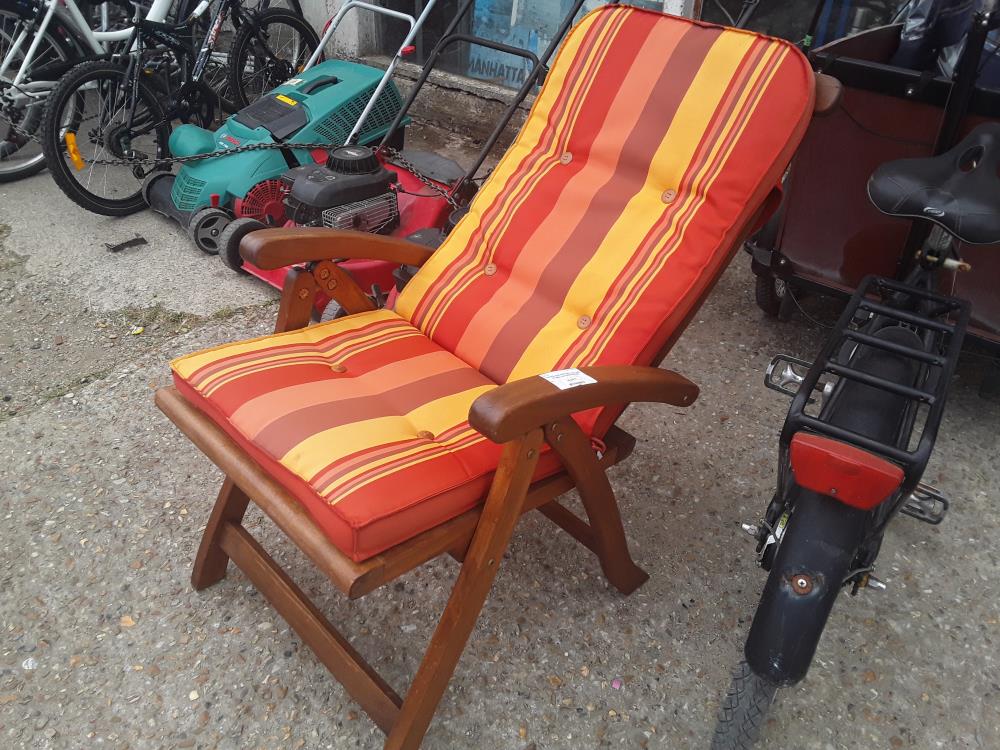 FAUTEUIL BOIS EXOTIQUE PLAINT AVEC COUSSIN A RAYURES ORANGES