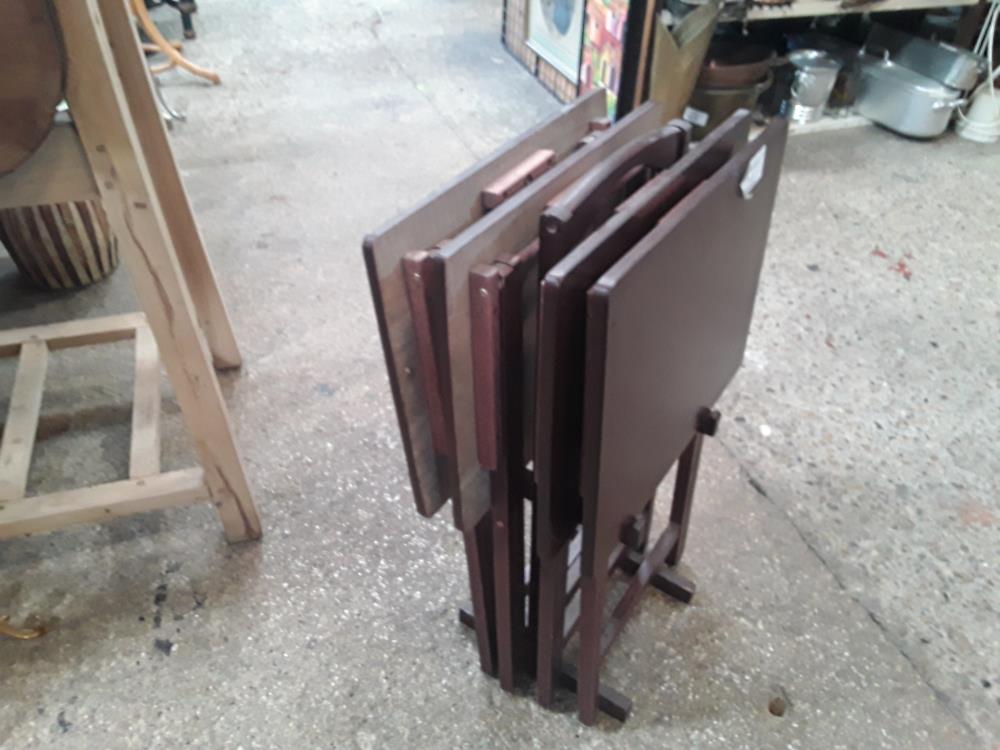 SET DE 4 TABLES DEJEUNER PLIANTES BOIS TEINTE SUR SUPORT