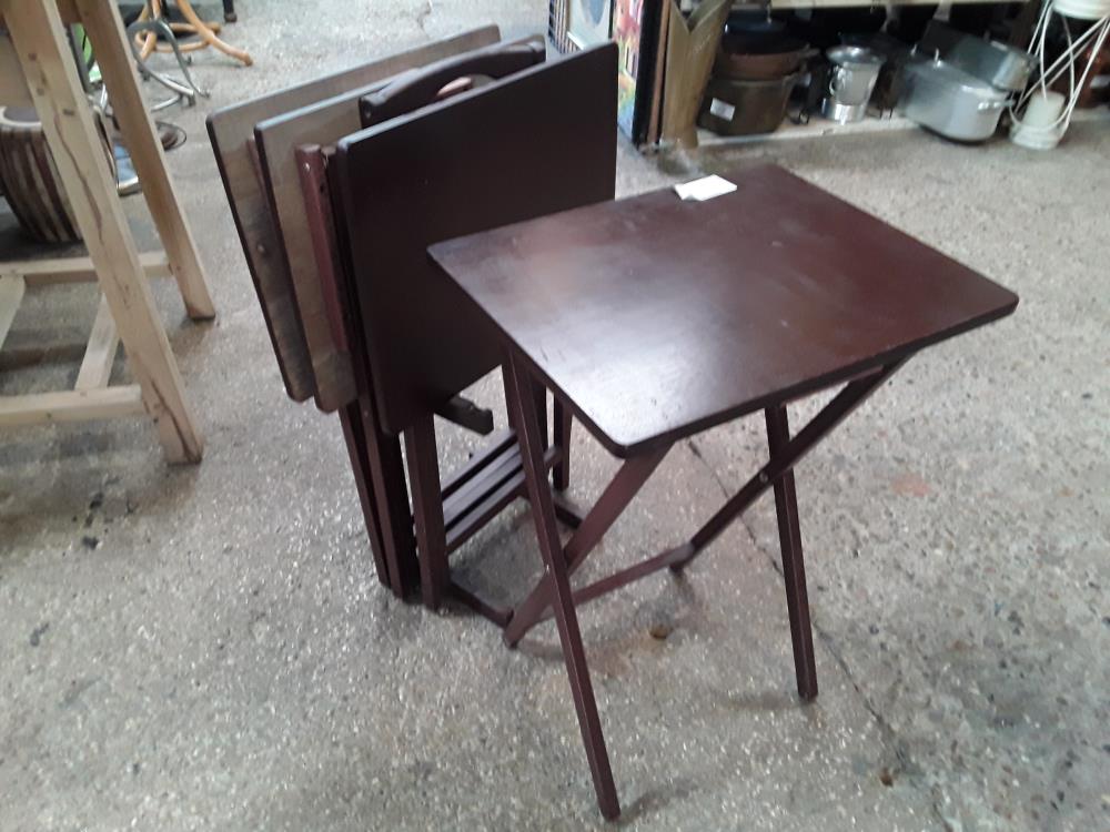SET DE 4 TABLES DEJEUNER PLIANTES BOIS TEINTE SUR SUPORT