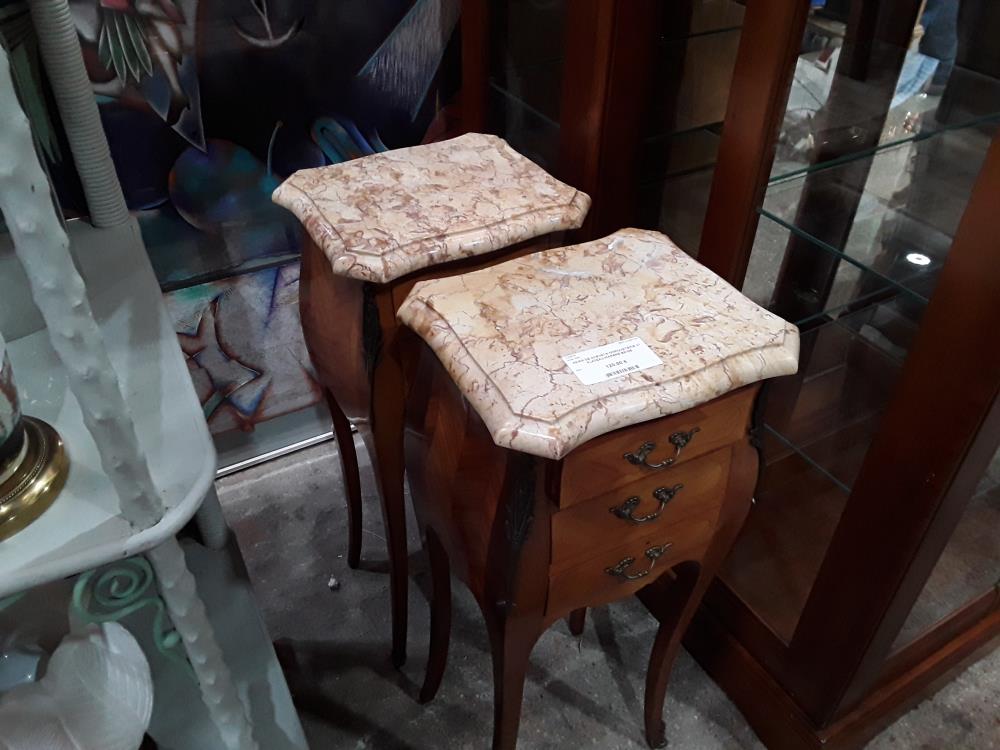 PAIRE DE CHEVETS MARQUETERIE 3T PLATEAU MARBRE BEIGE
