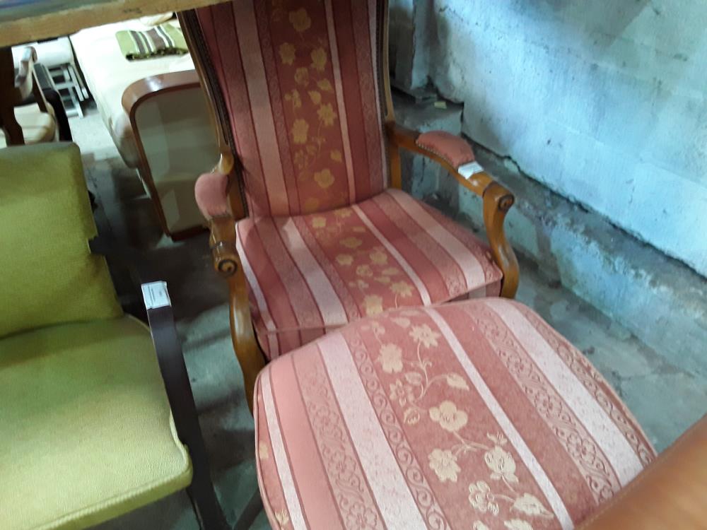 FAUTEUIL VOLTAIRE TISSU ROSE CHINE + REPOSE PIED